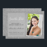 Luxe Zilveren Glitter Sweet 16 Save the Date Kaart<br><div class="desc">Luxury Silver Sparkle Glitter Sweet Sixteen Monogram Naam en Initiaal Bewaar de datum Verjaardagsfeestfoto-uitnodiging. Dit afbeelding op de datumuitnodiging is ideaal voor het Sparkle Glitter Sweet 16 Birthday Party dat in stijl wil vieren. U kunt de uitnodigingskaart bijwerken met uw eigen foto,  naam en geboorteplaatsgegevens.</div>