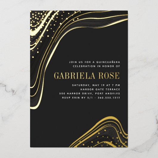 Luxe zwart & goudvloeibare marmer Quinceanera Folie Uitnodiging (Voorkant)