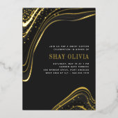 Luxe zwarte & goudvloeibare marmer Sweet Sixteen Folie Uitnodiging (Voorkant)