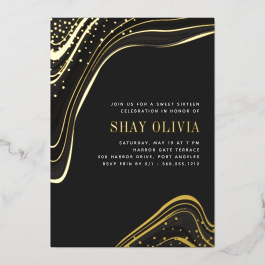 Luxe zwarte & goudvloeibare marmer Sweet Sixteen Folie Uitnodiging (Voorkant)
