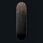 Luxe zwarte Roos Gold Sparkly Glitter Fringe Persoonlijk Skateboard<br><div class="desc">Deze glamoureuze en luxe print is het perfecte ontwerp voor de stijlvolle en trendy vrouw. Het is voorzien van een faux dunne roos goudglitter randgordijn met faux glitter typografie boven op een eenvoudige zwarte achtergrond. Het is een elegant, chic, trendy en modern broeddesign met een Hollywood-vibe! ***BELANGRIJKE ONTWERPNOOT: Voor om...</div>