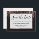 Luxe zwarte Roos Gold Sparkly Glitter Fringe Save The Date<br><div class="desc">Deze glamoureuze en luxe print is het perfecte ontwerp voor de stijlvolle en trendy vrouw. Het is voorzien van een faux dunne roos goudglitter randgordijn met faux glitter typografie boven op een eenvoudige zwarte achtergrond. Het is een elegant, chic, trendy en modern broeddesign met een Hollywood-vibe! ***BELANGRIJKE NOTA VAN HET...</div>