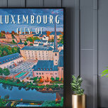 Luxemburg, kosmopolitische en meertalige stad poster<br><div class="desc">Luxemburg, gewoonlijk Luxemburg-Ville genoemd (om het van het land te onderscheiden) of Stad (de stad in het Luxemburgs), is de hoofdstad van het Groothertogdom Luxemburg en de grootste stad van het land, met 129 541 inwoners op 31 maart 2022, en meer dan 200 000 inwoners voor de metropolitane regio ....</div>