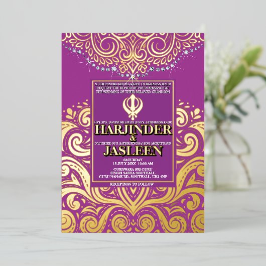 LuxGlitter Paarse Gouden Sikh Anand Karaj Wedding Folie Uitnodiging (Staand Voorkant)