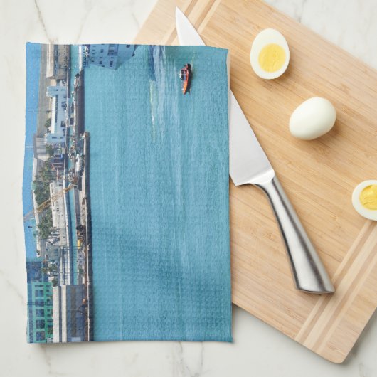 Luxueus cruiseschip dat de haven van Barcelona ver Theedoek (Quarter Fold)