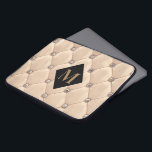 luxueuze tufed gold monogram laptop sleeve<br><div class="desc">Ons "luxueuze,  getufte" collectie is voorzien van prachtig roos goud en goudvormingen met roeskleurige achtergronden. In het midden is een diamantvormplaceholder voor monogram en bedrijfsinfo in verschillende kleuren. Bekijk onze winkel voor meer aanvullende objecten uit dit collectie.</div>