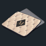 luxueuze tufed gold monogram laptop sleeve<br><div class="desc">Ons "luxueuze,  getufte" collectie is voorzien van prachtig roos goud en goudvormingen met roeskleurige achtergronden. In het midden is een diamantvormplaceholder voor monogram en bedrijfsinfo in verschillende kleuren. Bekijk onze winkel voor meer aanvullende objecten uit dit collectie.</div>