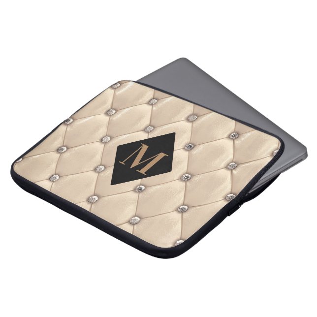 luxueuze tufed gold monogram laptop sleeve (Voorkant top)