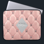 luxueuze tufted roos gold monogram laptop sleeve<br><div class="desc">Ons "luxueuze,  getufte" collectie is voorzien van prachtig roos goud en goudvormingen met roeskleurige achtergronden. In het midden is een diamantvormplaceholder voor monogram en bedrijfsinfo in verschillende kleuren. Bekijk onze winkel voor meer aanvullende objecten uit dit collectie.</div>