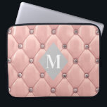 luxueuze tufted roos gold monogram laptop sleeve<br><div class="desc">Ons "luxueuze,  getufte" collectie is voorzien van prachtig roos goud en goudvormingen met roeskleurige achtergronden. In het midden is een diamantvormplaceholder voor monogram en bedrijfsinfo in verschillende kleuren. Bekijk onze winkel voor meer aanvullende objecten uit dit collectie.</div>