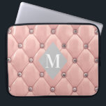 luxueuze tufted roos gold monogram laptop sleeve<br><div class="desc">Ons "luxueuze,  getufte" collectie is voorzien van prachtig roos goud en goudvormingen met roeskleurige achtergronden. In het midden is een diamantvormplaceholder voor monogram en bedrijfsinfo in verschillende kleuren. Bekijk onze winkel voor meer aanvullende objecten uit dit collectie.</div>