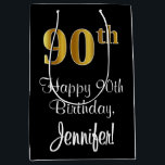 Luxurieus, elegant, Faux Gold Kijk 90th Birthday Medium Cadeauzakje<br><div class="desc">Dit verfijnde, luxe, en elegante het schenkingszakontwerp van de verjaardagscadeau kenmerkt een groot ordinair aantal "90th"met een imitatie/faux goud-geïnspireerd gradiëntpatroon, plus het bericht van de verjaardagsgroet "Happy 90th Birthday, "en een gepersonaliseerde ontvankelijke naam in een manuscript-stijl doopvont. De achtergrond is zwart. Een luxe cadeautas als deze kan gebruikt worden als...</div>