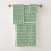 LUXURIEUZE LACE PRINT SAGE WHITE HAMPTON TOWEL SET BAD HANDDOEK (Insitu)