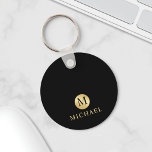 Luxury Black en Gold-gepersonaliseerd monogram Sleutelhanger<br><div class="desc">Luxury Black and Gold Design met zwart monogram in gouden cirkelvormig element met de naam in gouden professionele lettertypestijl op zwarte achtergrond. Perfect als vaderdag cadeautjes voor vader, cadeaus voor grootvader, echtgenoot, groomsman en meer. Opmerking: de details van de folie worden gesimuleerd in de illustratie. Bij de vervaardiging van dit...</div>