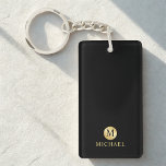 Luxury Black en Gold-gepersonaliseerd monogram Sleutelhanger<br><div class="desc">Luxury Black and Gold Design met zwart monogram in gouden cirkelvormig element met de naam in gouden professionele lettertypestijl op zwarte achtergrond. Perfect als vaderdag cadeautjes voor vader, cadeaus voor grootvader, echtgenoot, groomsman en meer. Opmerking: de details van de folie worden gesimuleerd in de illustratie. Bij de vervaardiging van dit...</div>