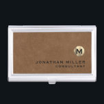 Luxury Brown Suede Gold Monogram Visitekaarthouder<br><div class="desc">Eenvoudig modern design met luxe geborsteld metallisch goudmonogram met persoonlijke naam en titel of aangepaste tekst hieronder in klassieke bloktypografie op een bruine ledergetextureerde ondergrond. Personaliseer voor uw eigen gebruik.</div>