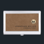 Luxury Brown Suede Gold Monogram Visitekaarthouder<br><div class="desc">Eenvoudig modern design met luxe geborsteld metallisch goudmonogram met persoonlijke naam en titel of aangepaste tekst hieronder in klassieke bloktypografie op een bruine ledergetextureerde ondergrond. Personaliseer voor uw eigen gebruik.</div>