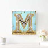 Luxury Diamond Letter M on Gold Glitter Background Vierkante Klok (Huis)