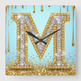 Luxury Diamond Letter M on Gold Glitter Background Vierkante Klok
