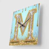 Luxury Diamond Letter M on Gold Glitter Background Vierkante Klok (Hoek)