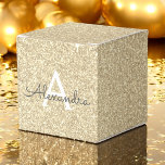 Luxury Gold Glitter & Sparkle Monogram Bedankdoosjes<br><div class="desc">Gouden Faux Glitter en Sparkle Elegant Gift Box. Deze geschenkdoos kan worden aangepast om uw initiaal en voornaam op te nemen en maakt een geweldige verjaardags-,  jubileum-,  vrijgezellenfeest-,  vrijgezellenfeest- of baby shower geschenkdoos.</div>
