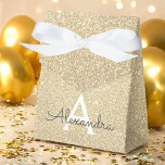 Luxury Gold Glitter & Sparkle Monogram Bedankdoosjes<br><div class="desc">Luxe Gouden Faux Glitter en Sparkle Elegant Gift Box. Deze geschenkdoos kan worden aangepast om uw initiaal en voornaam op te nemen en maakt een geweldige verjaardags-,  bruiloft-,  vrijgezellenfeest-,  vrijgezellenfeest- of baby shower geschenkdoos. Neem contact op met de ontwerper voor aangepaste overeenkomende items.</div>