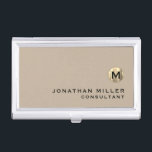 Luxury Gold Monogram Beige Visitekaarthouder<br><div class="desc">Eenvoudig modern design met luxe geborsteld metallisch goudmonogram met persoonlijke naam en titel of aangepaste tekst hieronder in klassieke bloktypografie op een solide beige achtergrond. Personaliseer voor uw eigen gebruik.</div>