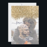 Luxury Gold Navy Glitter Confetti Photo Wedding Save The Date<br><div class="desc">De elegante, glamoureuze en moderne fotobruiloft is perfect voor het hedendaagse en stijlvolle echtpaar. Het is voorzien van een faux bedrukt goudbruin glitter confetti spikkeld kleurenblok boven op een eenvoudige donkerblauw achtergrond. De achterzijde toont het zelfde glitter maar een dikker paneel. Deze griezelige, luxe en unieke vormgeving zal een hit...</div>