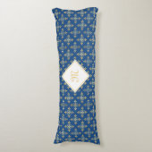 Luxury Monogram Blue en Gold Quatre Floral Lichaamskussen (Voorkant Verticaal)