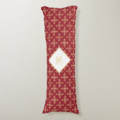 Luxury Monogram Red en Gold Quatre Floral Lichaamskussen (Voorkant Verticaal)