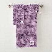 Luxury Paarse Marble Monogrammed Bad Handdoek (Insitu)