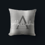 Luxury Silver Brushed Metal Monogram Name Initiaal Kussen<br><div class="desc">Luxury Silver Foil bored Metal Monogram Name and Initiaal Pillow. De kussen maken het perfecte cadeau voor iemand die haar kamer in zilver versiert.</div>