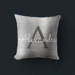 Luxury Silver Brushed Metal Monogram Name Initiaal Kussen<br><div class="desc">Luxury Silver Foil bored Metal Monogram Name and Initiaal Pillow. De kussen maken het perfecte cadeau voor iemand die haar kamer in zilver versiert.</div>