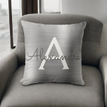 Luxury Silver Brushed Metal Monogram Name Initiaal Kussen<br><div class="desc">Luxury Silver Foil bored Metal Monogram Name and Initiaal Pillow. De kussen maken het perfecte cadeau voor iemand die haar kamer in zilver versiert.</div>