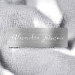 Luxury Silver Foil Modern Naamplaatje<br><div class="desc">Luxe Zilverfolie Metallic Roestvrij staal Minimalistische Bedrijfsnaam Tag met wit geletterde script handtekening typografie voor het monogram. De Luxury Silver Foil Metal Visitekaartje Name Tag kan worden aangepast met jouw naam. Neem contact op met de ontwerper voor aangepaste overeenkomende items.</div>