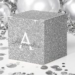 Luxury Silver Glitter & Sparkle Monogram Bedankdoosjes<br><div class="desc">Zilveren Faux Glitter en Sparkle Elegant Gift Box. Deze geschenkdoos kan worden aangepast om uw initiaal en voornaam op te nemen en maakt een geweldige verjaardags-,  jubileum-,  vrijgezellenfeest-,  vrijgezellenfeest- of baby shower geschenkdoos.</div>