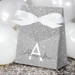 Luxury Silver Glitter & Sparkle Monogram Bedankdoosjes<br><div class="desc">Luxe Zilveren Faux Glitter en Sparkle Elegant Gift Box. Deze geschenkdoos kan worden aangepast om uw initiaal en voornaam op te nemen en maakt een geweldige verjaardags-,  bruiloft-,  vrijgezellenfeest-,  vrijgezellenfeest- of baby shower geschenkdoos. Neem contact op met de ontwerper voor aangepaste overeenkomende items.</div>