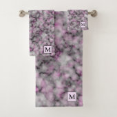 Luxury Silver Pink Marble Monogrammed Bad Handdoek (Insitu)
