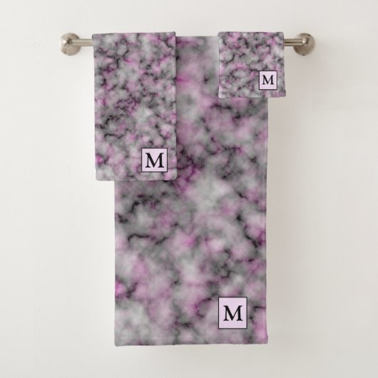 Luxury Silver Pink Marble Monogrammed Bad Handdoek (Insitu)