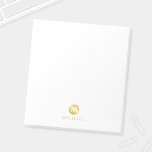 Luxury White en Gold-gepersonaliseerd monogram Notitieblok<br><div class="desc">Luxury White en Gold Design met een wit monogram in een gouden cirkel met een naam in gouden professionele lettertypestijl op een witte achtergrond. Opmerking: de details van de folie worden gesimuleerd in de illustratie. Bij de vervaardiging van dit product zal geen werkelijke folie worden gebruikt.</div>