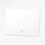 Luxury White en Gold-gepersonaliseerd monogram Notitieblok<br><div class="desc">Luxury White en Gold Design met een wit monogram in een gouden cirkel met een naam in gouden professionele lettertypestijl op een witte achtergrond. Opmerking: de details van de folie worden gesimuleerd in de illustratie. Bij de vervaardiging van dit product zal geen werkelijke folie worden gebruikt.</div>