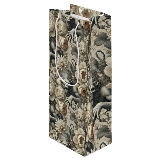 Lycanthropic Splendor - Gotische Weerwolf Bloemen Wijn Cadeautas (Voorkant Gekanteld)