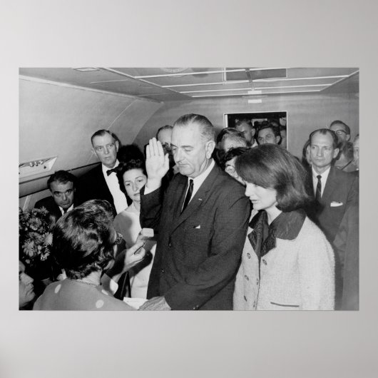 Lyndon B. Johnson die de eed van Kantoor aflegt Poster (Voorkant)