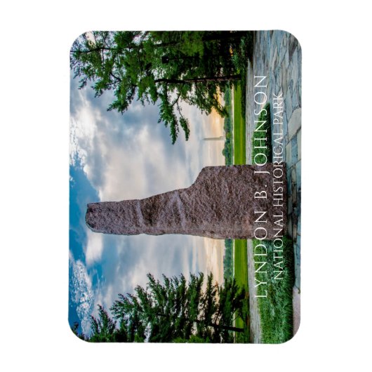 Lyndon B. Johnson-monoliet, Memorial Grove Magneet (Verticaal)