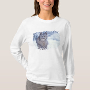 Lynx in de sneeuw aan de voet van het gebergte t-shirt