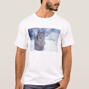 Lynx in de sneeuw aan de voet van het gebergte t-shirt