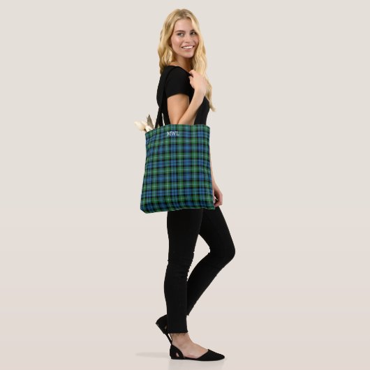 Lyon Clan Tartan Blauw en Groen Plaid Monogram Tote Bag (Op model)