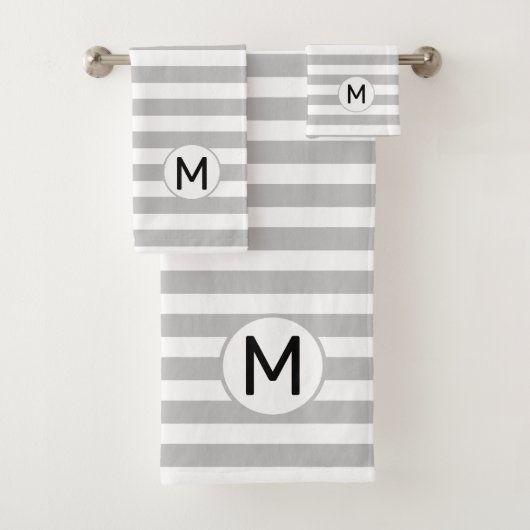 M letter op zilvergrijs en wit gestreept bad handdoek (Insitu)