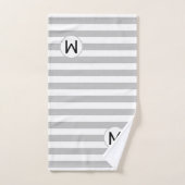 M letter op zilvergrijs en wit gestreept bad handdoek (Handdoek)