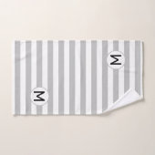 M letter op zilvergrijs en wit gestreept bad handdoek (Handdoek)